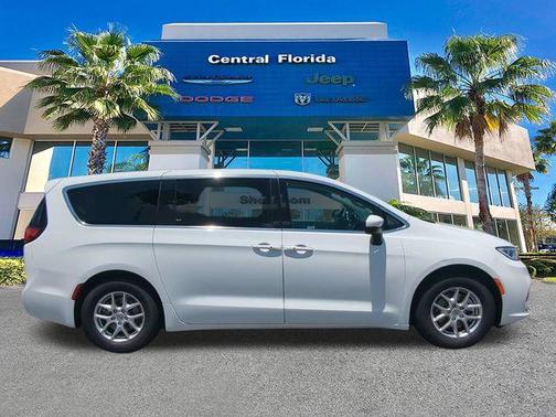 Bright White Clearcoat 2023 Chrysler Pacifica Touring L