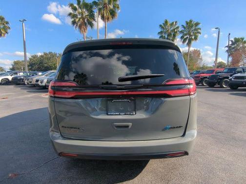 2022 Chrysler Pacifica Hybrid Touring L