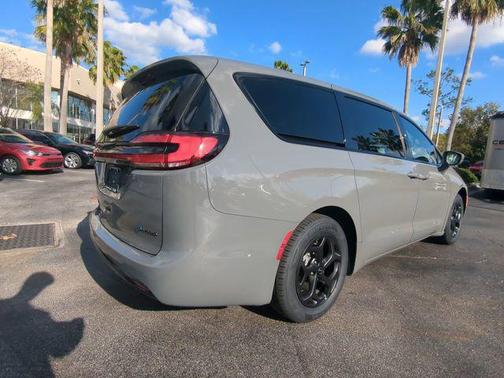 2022 Chrysler Pacifica Hybrid Touring L