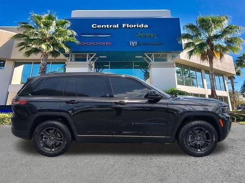 Diamond Black Crystal Pearlcoat 2025 Jeep Grand Cherokee 4xe Trailhawk