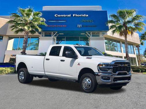 Bright White Clearcoat 2026 RAM 3500 Tradesman Crew Cab 4x4 8' Box