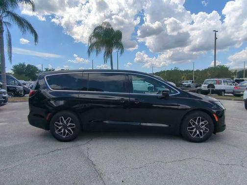 Diamond 2027 Chrysler Pacifica Limited
