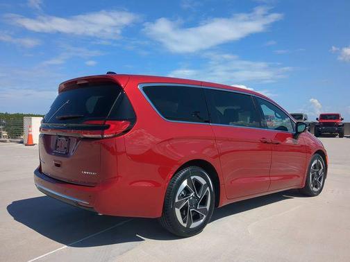 Red Hot Pearlcoat 2027 Chrysler Pacifica Limited