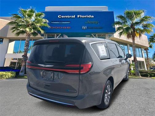 2025 Chrysler Pacifica Hybrid Select