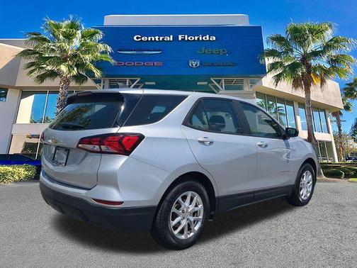 Silver Ice Metallic 2022 Chevrolet Equinox LS