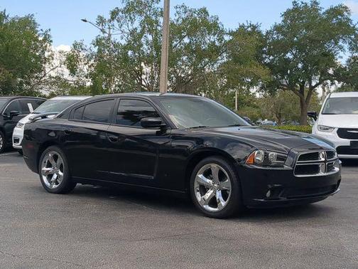 Pitch Black 2014 Dodge Charger SXT