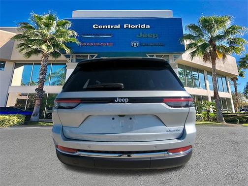 2025 Jeep Grand Cherokee Laredo