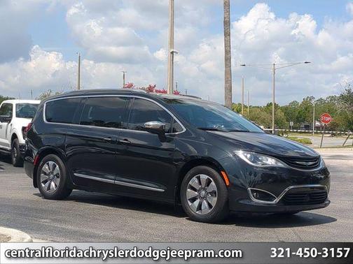Brilliant Black Crystal Pearlcoat 2019 Chrysler Pacifica Hybrid Limited