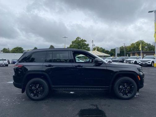 2025 Jeep Grand Cherokee Laredo