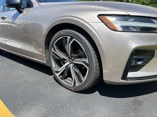 2024 Volvo S60 B5 Plus Dark Theme