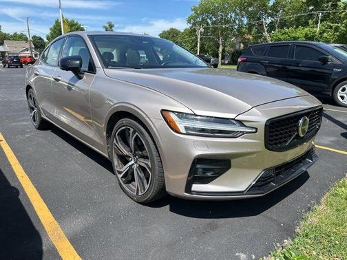 2024 Volvo S60 B5 Plus Dark Theme