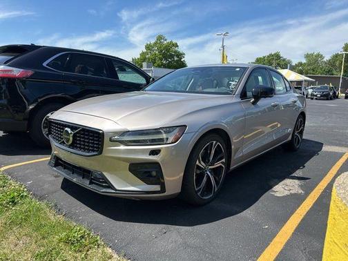 2024 Volvo S60 B5 Plus Dark Theme