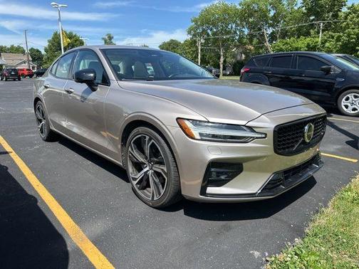 2024 Volvo S60 B5 Plus Dark Theme