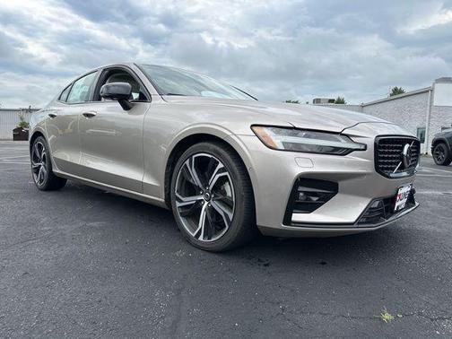 2024 Volvo S60 B5 Plus Dark Theme