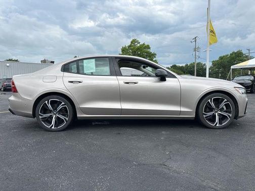 2024 Volvo S60 B5 Plus Dark Theme