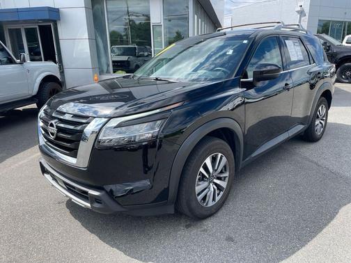 Super Black 2023 Nissan Pathfinder SL 4WD