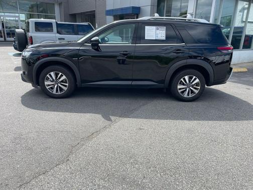 Super Black 2023 Nissan Pathfinder SL 4WD