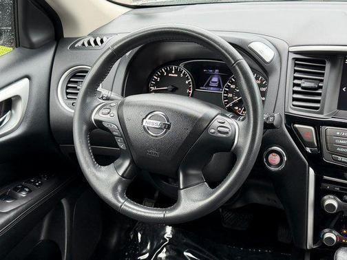 Pearl White 2018 Nissan Pathfinder SV