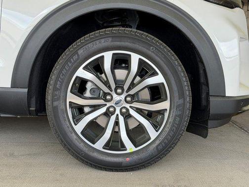 Star White Metallic Tri-Coat 2026 Ford Explorer ST-Line