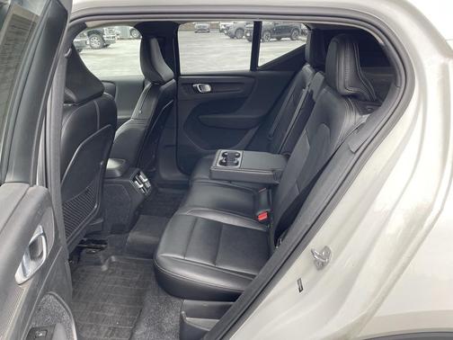 2021 Volvo XC40 T5 Momentum