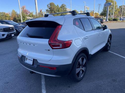 2021 Volvo XC40 T5 Momentum