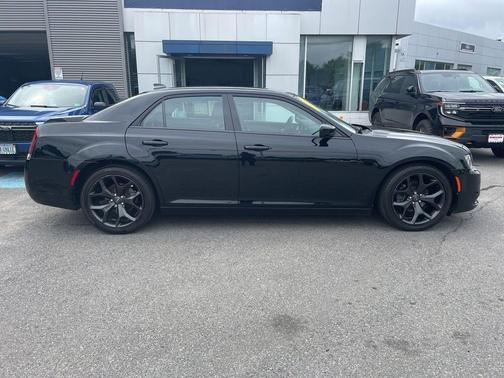 Gloss Black 2021 Chrysler 300 Touring