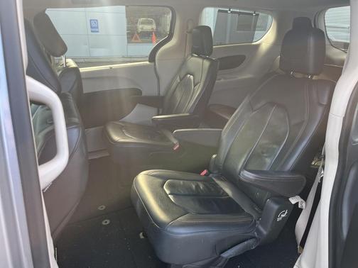 2018 Chrysler Pacifica Touring-L