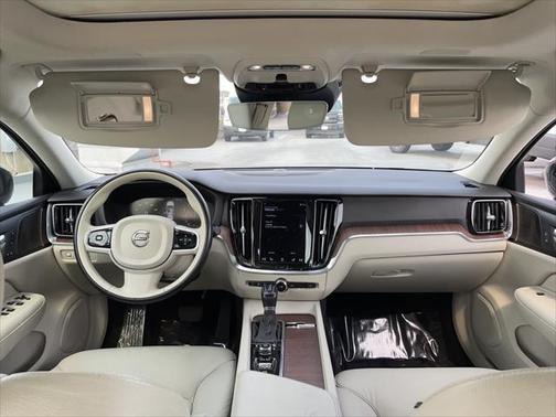 2021 Volvo S60 T5 Momentum