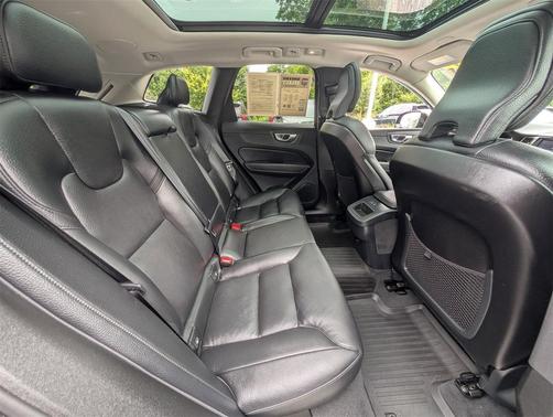 2023 Volvo XC60 B5 Plus Dark Theme