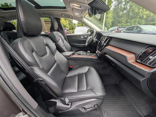 2023 Volvo XC60 B5 Plus Dark Theme
