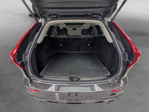 2023 Volvo XC60 B5 Plus Dark Theme