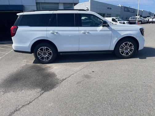 Oxford White 2025 Ford Expedition Active