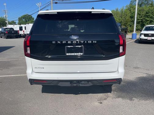 Oxford White 2025 Ford Expedition Active