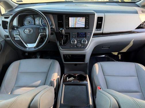 2020 Toyota Sienna XLE