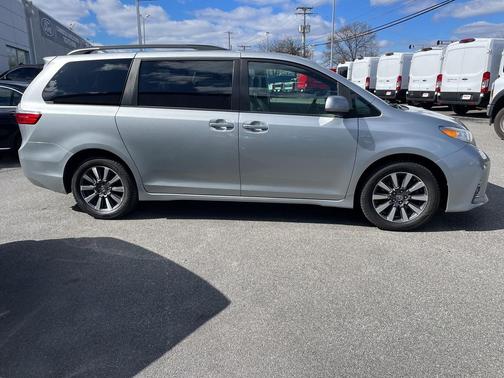2020 Toyota Sienna XLE
