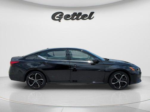 Super Black 2024 Nissan Altima SR FWD