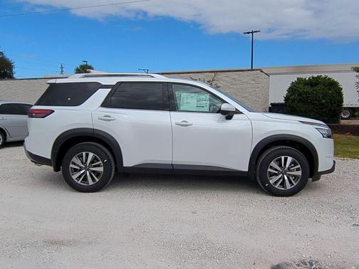 2025 Nissan Pathfinder SL FWD