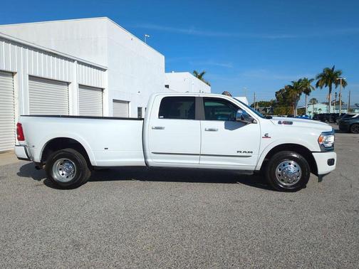 2022 RAM 3500 Limited Crew Cab 4x2 8' Box