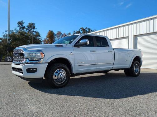 2022 RAM 3500 Limited Crew Cab 4x2 8' Box