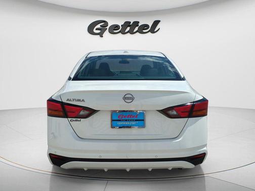 Pearl White Tricoat 2025 Nissan Altima 2.5 SV