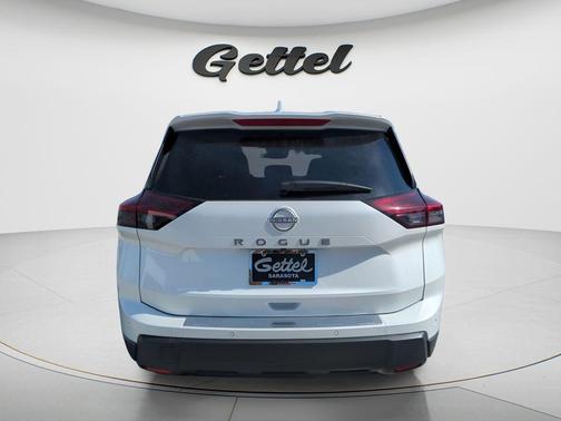 Everest White Pearl Tricoat 2026 Nissan Rogue SV