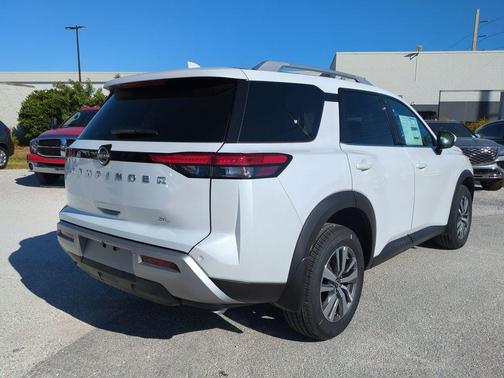 2025 Nissan Pathfinder SL FWD