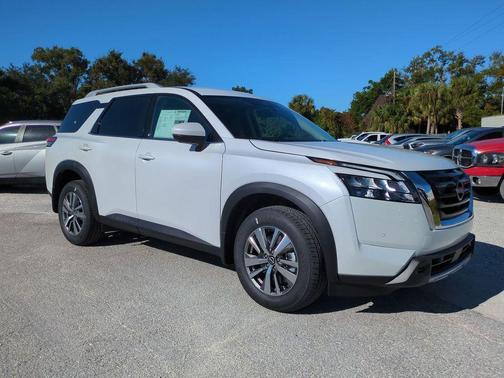 2025 Nissan Pathfinder SL FWD