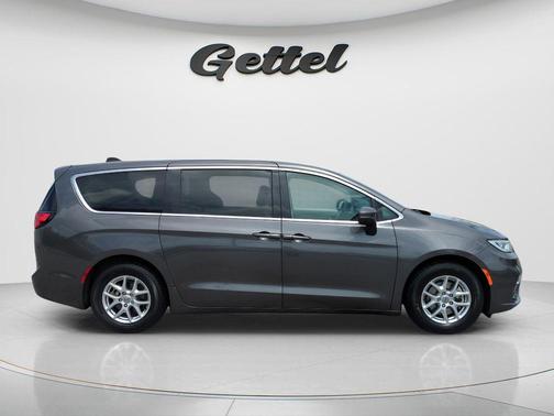 Granite Crystal Metallic Clearcoat 2023 Chrysler Pacifica Touring L