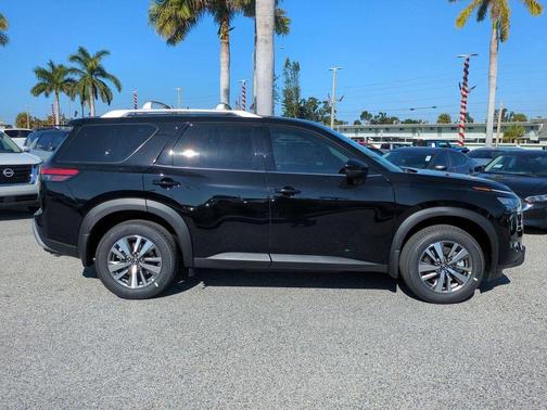 2025 Nissan Pathfinder SL FWD