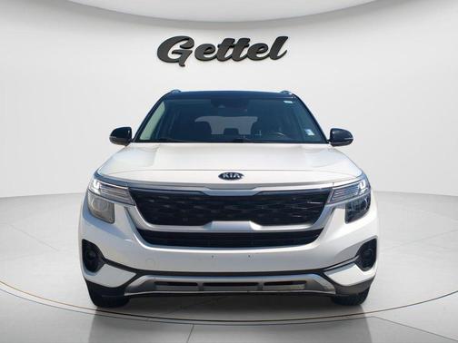 Clear White/Black Roof 2021 Kia Seltos S