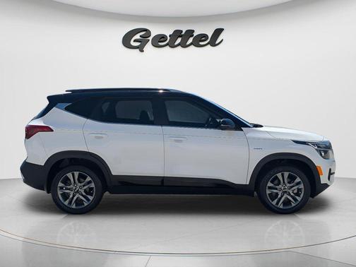 Clear White/Black Roof 2021 Kia Seltos S