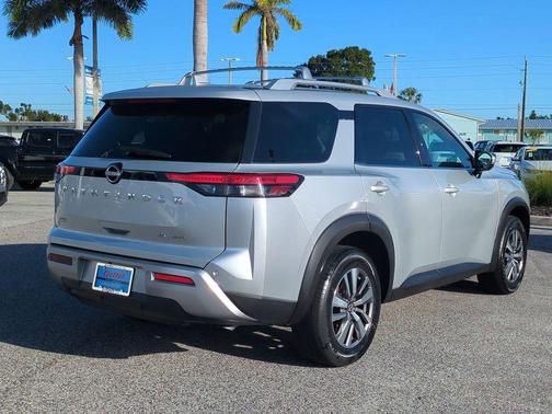 2023 Nissan Pathfinder SL 4WD