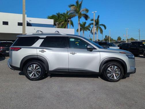 2023 Nissan Pathfinder SL 4WD
