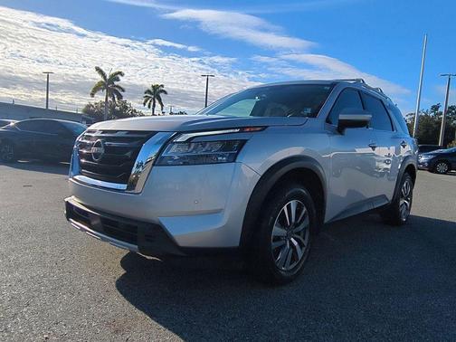 2023 Nissan Pathfinder SL 4WD